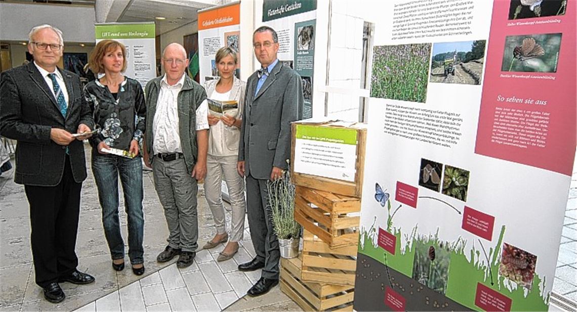 Regionale Naturschutz-Vorhaben zeigt die Wanderausstellung „Life rund ums Heckengäu“, die bis 18. Juni im Landratsamt zu sehen ist. Bei der Ausstellungseröffnung (v. li.): Landrat Karl Röckinger, „Life+“-Projektleiterin Monika Rieger (Böblingen), Frank Hemsing und Rose Jelitko (beide Naturschutz Enzkreis) und Landrat-Vize Wolfgang Herz. Foto: Kollros