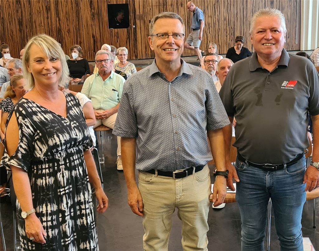 Regionssekretärin Susanne Nittel, Verdi-Landesbezirksleiter Martin Gross und Franz Herkens (re.), der Vorsitzende des DGB Pforzheim-Enzkreis. Foto: Metzbaur