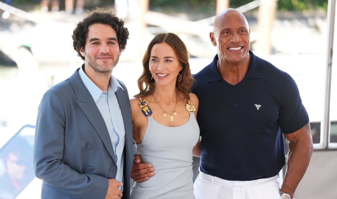 Dwayne Johnson weint - "Ob ich ein Softie bin? Ja!" Regisseur Benny Safdie, Emily Blunt und Dwayne Johnson vor ihrer Pressekonferenz in Venedig.