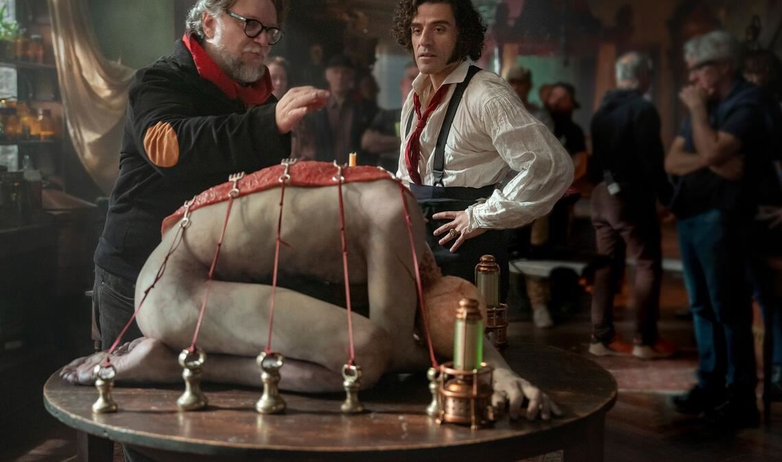 Diese Highlights bringt der Streaming-Herbst Regisseur Guillermo del Toro und Frankenstein-Darsteller Oscar Isaac in einer Filmszene.