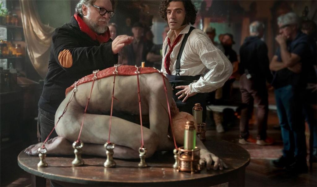 Regisseur Guillermo del Toro und Frankenstein-Darsteller Oscar Isaac in einer Filmszene.