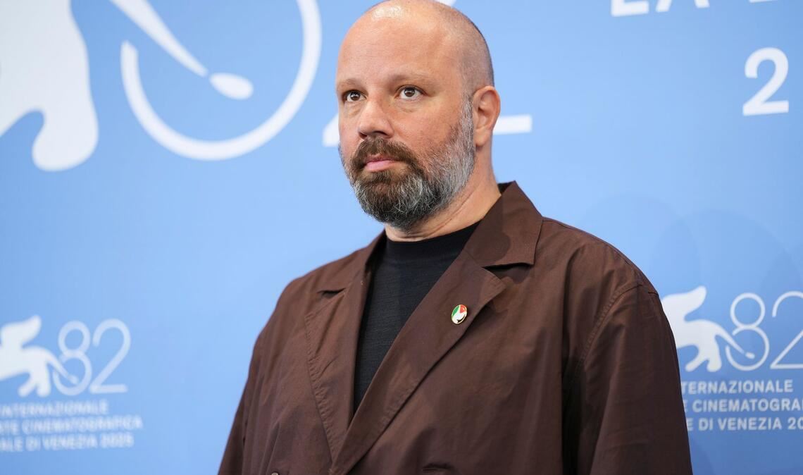 Propalästinensischer Protest am Rande des Filmfests Venedig Regisseur Lanthimos trug in Venedig einen Anstecker mit den Farben der palästinensischen Flagge.