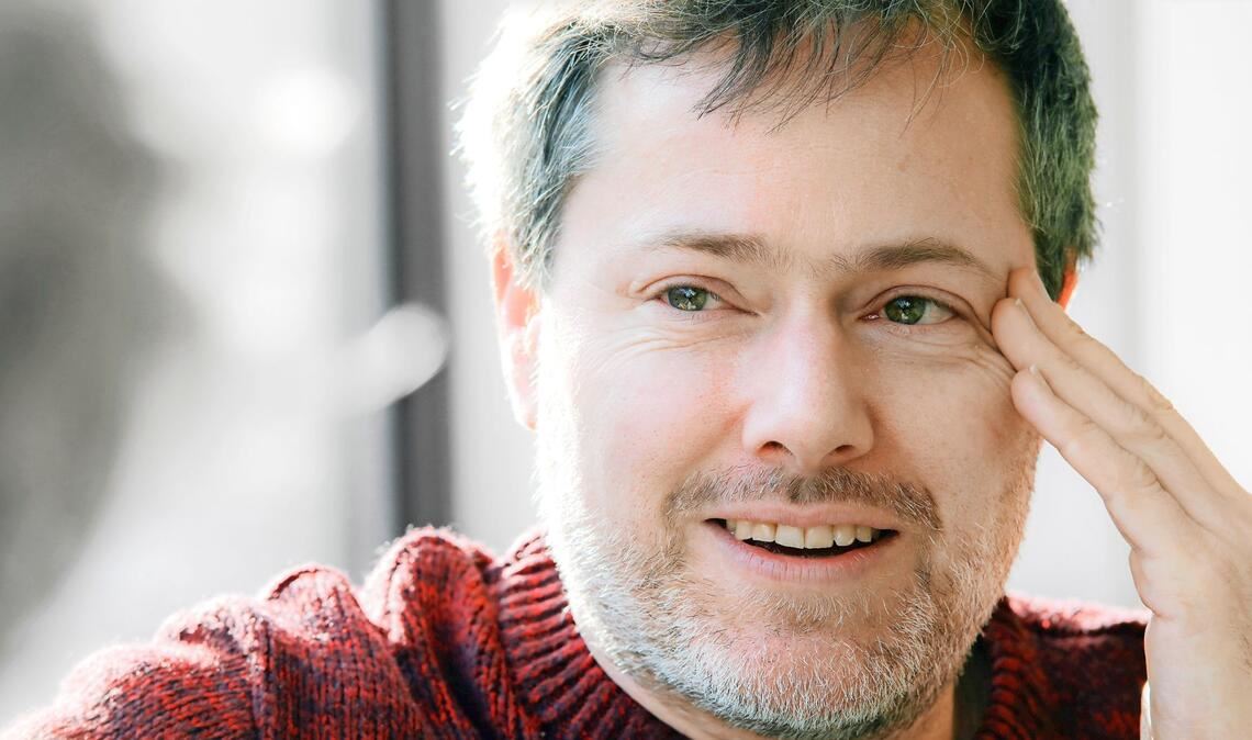 Regisseur Milo Rau wird für die Staatsoper Stuttgart Glucks „Alceste“ in einer Koproduktion mit den Wiener Festwochen inszenieren.