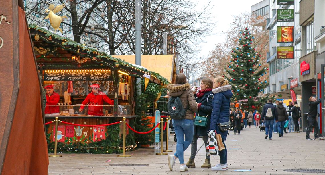 Regulierte Weihnachtsfreude: Glühwein und andere alkoholische Getränke dürfen auf dem Pforzheimer Weihnachtsmarkt nur in abgesperrten Bereichen getrunken werden, es gilt eine generelle Maskenpflicht, außer beim überall erlaubten Verzehr von Speisen und Getränken ohne Alkohol. Ein „vorsätzlicher Maskenverstoß“ soll 70 Euro kosten.Fotos: Wewoda