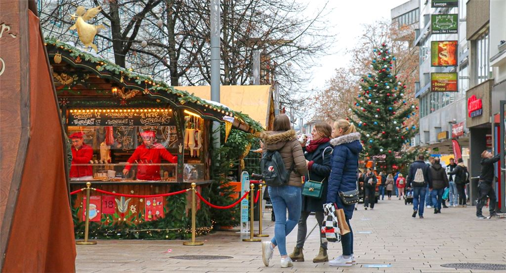 Regulierte Weihnachtsfreude: Glühwein und andere alkoholische Getränke dürfen auf dem Pforzheimer Weihnachtsmarkt nur in abgesperrten Bereichen getrunken werden, es gilt eine generelle Maskenpflicht, außer beim überall erlaubten Verzehr von Speisen und Getränken ohne Alkohol. Ein „vorsätzlicher Maskenverstoß“ soll 70 Euro kosten.Fotos: Wewoda