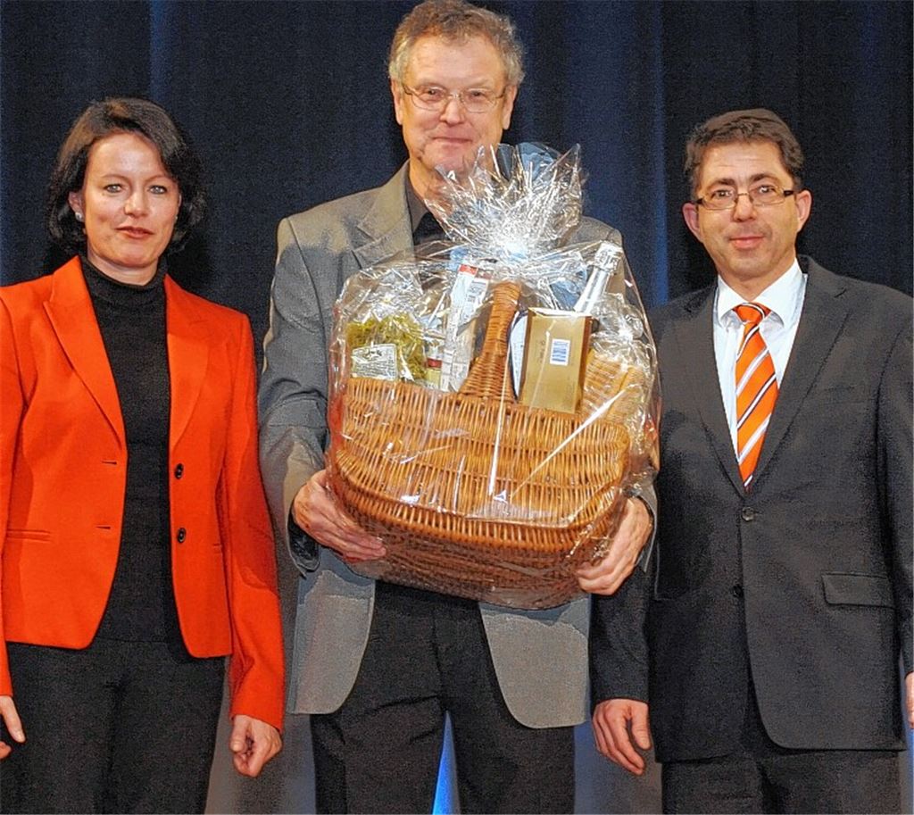 Reich gefüllter Korb mit reichlich Gewicht: Paul Kessler mit Viktoria Schmid und Hans-Ulrich Wetzel.