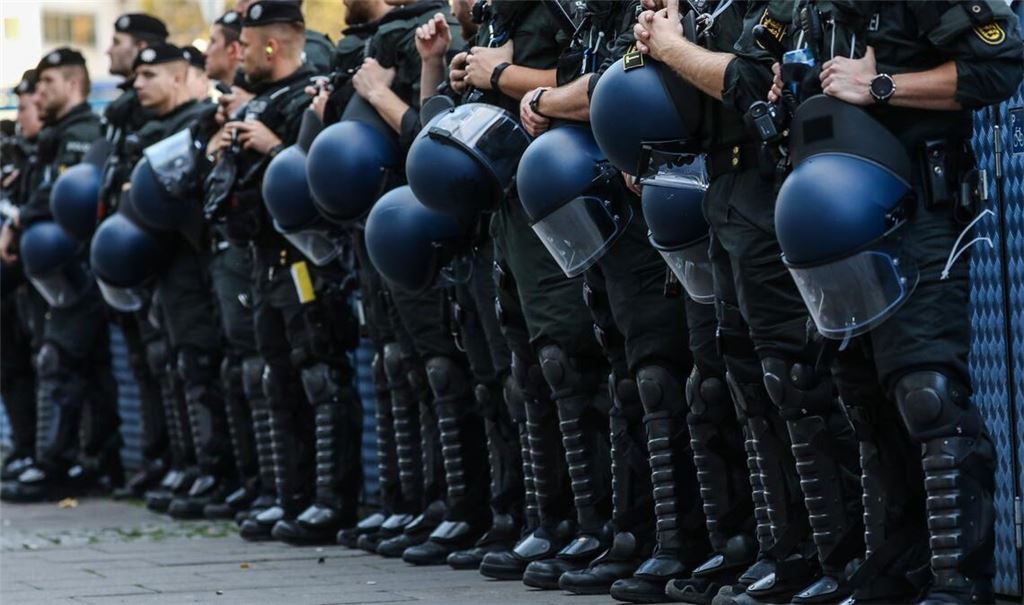Reichlich Polizei bei einer Demonstration von Kurden  in der Stuttgarter Innenstadt (Symbolbild).
