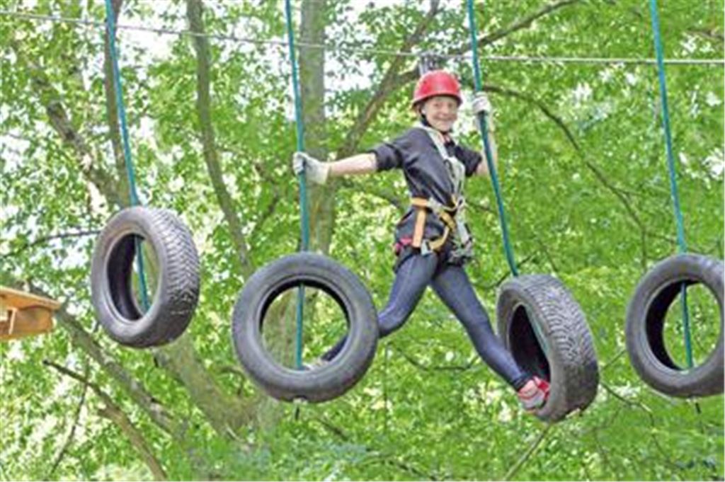 Reifenwechsel: Tamara Grandl gibt im Kletterpark ordentlich Gummi. Dass die ganze Angelegenheit etwas wacklig ist, bringt sie keinesfalls aus der Spur. Sie gehört zur Spezies der Sauser. Fotos: Hansen