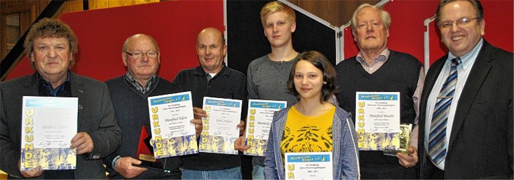 Reimund Scheytt (v.re.) mit den Geehrten Manfred Binder, Katrin Leicht, Dominik Diedrich, Gerd Scheytt, Manfred Klein und Helmut Kern.Foto: Stahlfeld