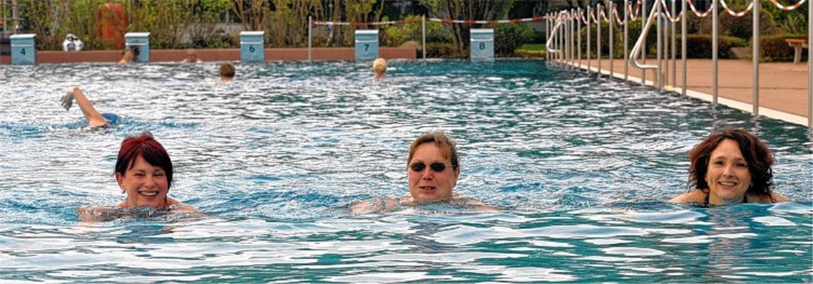 Erster Sprung ins noch kühle Nass