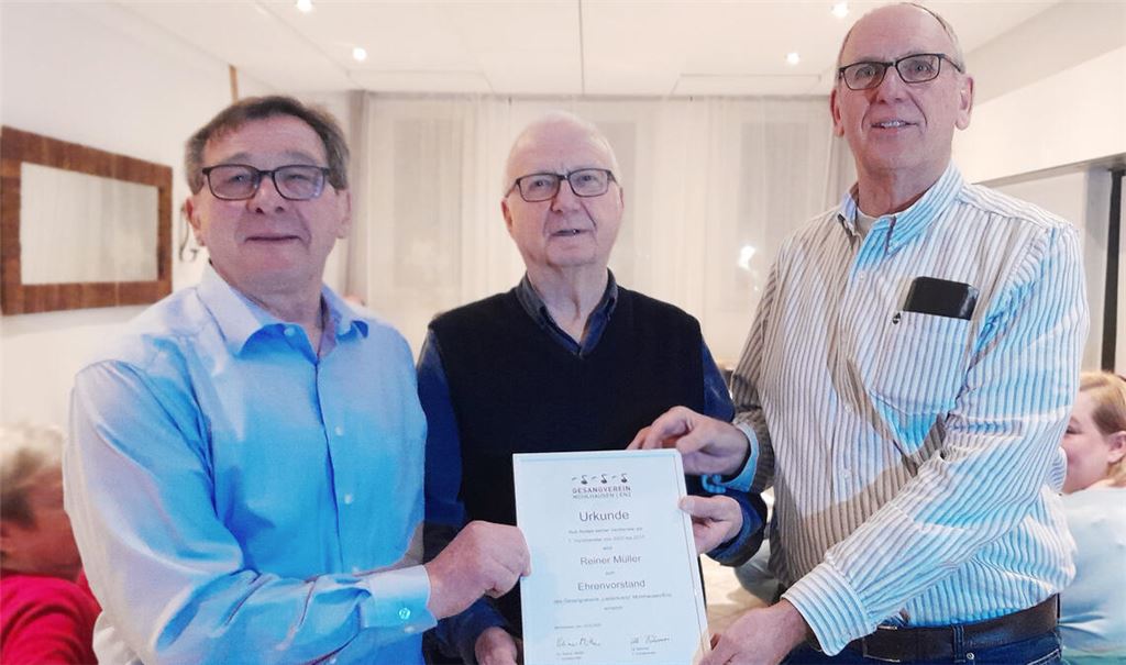 Reiner Müller (Mitte) wird durch den Vorsitzenden und Namensvetter Dr. Reiner Müller (re.) und den Vize Uli Böhmer zum Ehrenvorstand ernannt. Fotos: Fotomoment