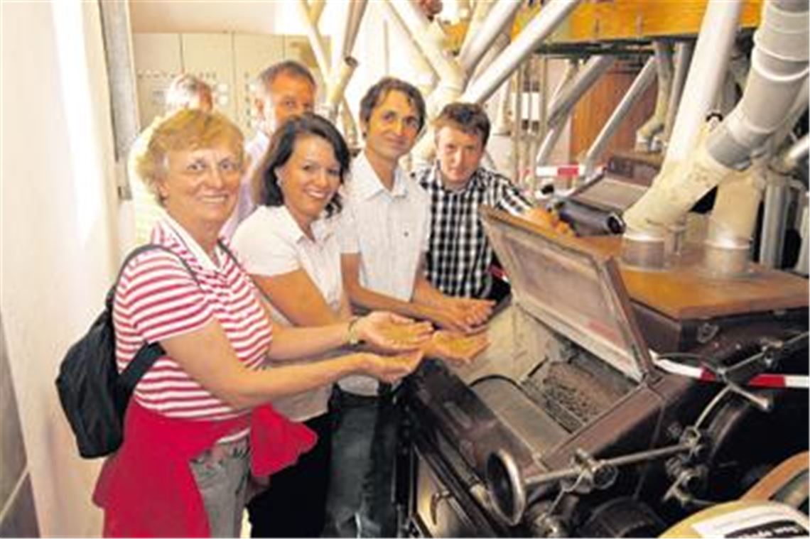 Reinfassen verboten: Klaus Dobler (2. v. re.) von der Störrmühle zeigt, wie Korn gewalzt wird. 