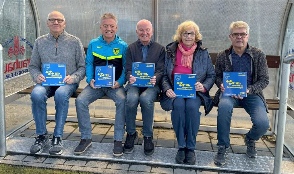 Reinhard Scholz, Gerd Thieme, Ulrich Rümmelin, Ingrid Guhl und Karlheinz Mannhardt (v.li.) präsentieren das Jahrbuch 2025.