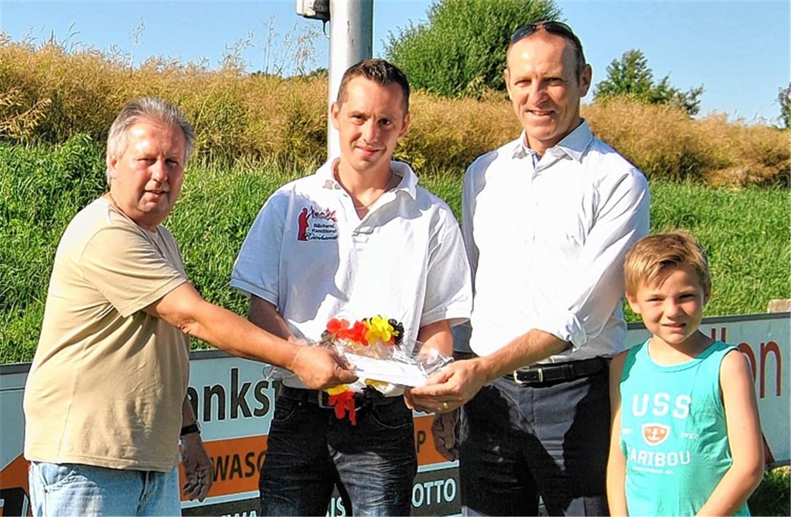 Bäcker Reinhardt löst seine Fußball-Wette ein