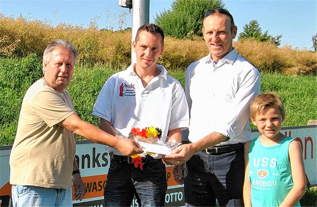 Bäcker Reinhardt löst seine Fußball-Wette ein