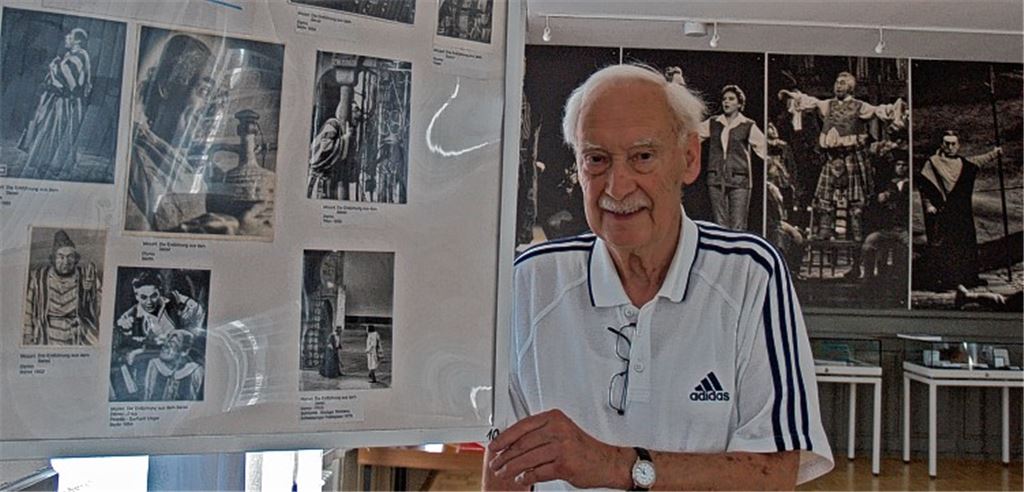 Reinhold Bauerle mit Bildern seines berühmten Onkels Gottlob Frick, dessen Vermächtnis er nicht nur durch sein Engagement in der Frick-Gesellschaft, sondern auch mit dem Aufbau der Gedächtnisstätte im Ölbronner Rathaus lebendig hielt. Archivfoto: Filitz