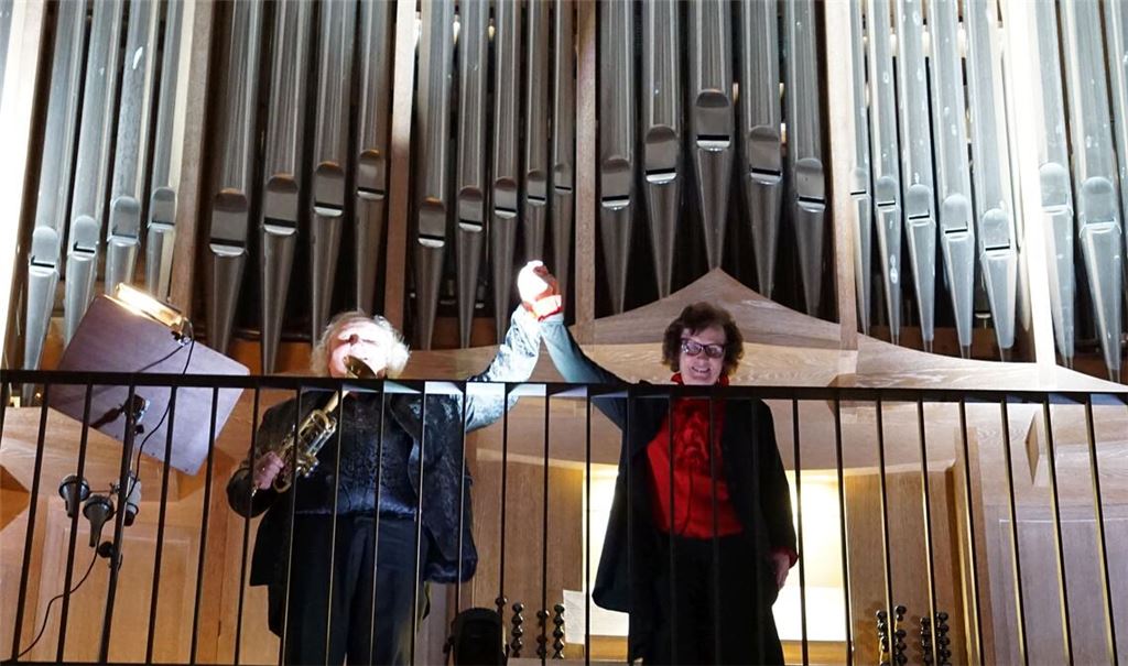 Reinhold Friedrich und Erika Budday werden für ihre Darbietungen gefeiert. Foto: Bastian