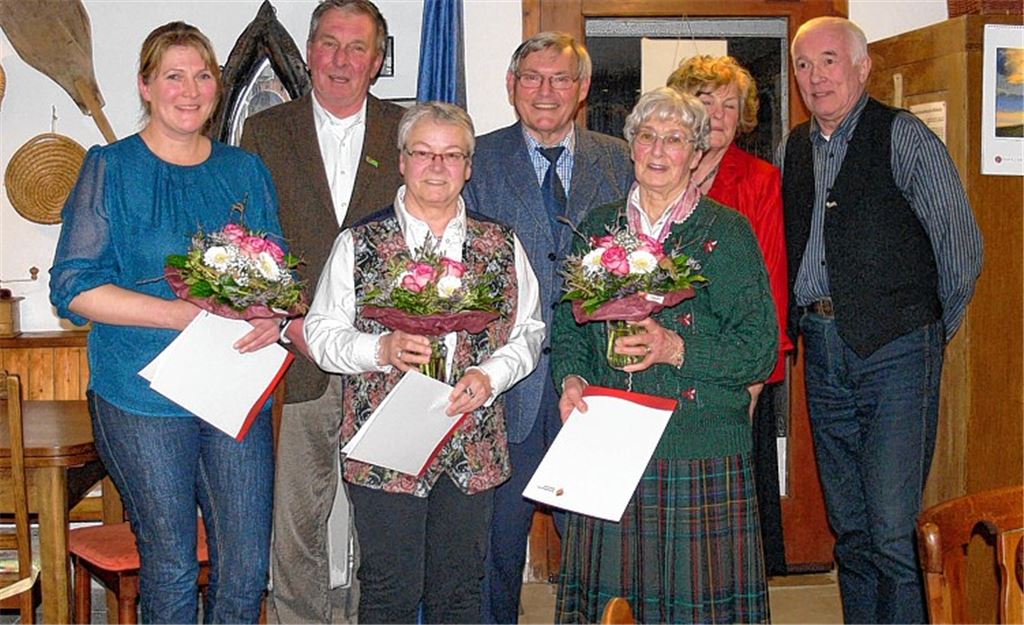 Reinhold Roller (4.v.li.) und Gauvertreterin Christel Krumm (2.v.re.) ehren treue Mitglieder.