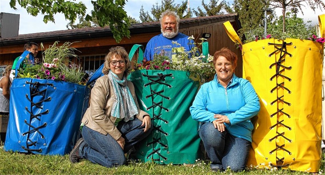 Reinhold Roller und die Spenderinnen präsentieren den Blumenschmuck.