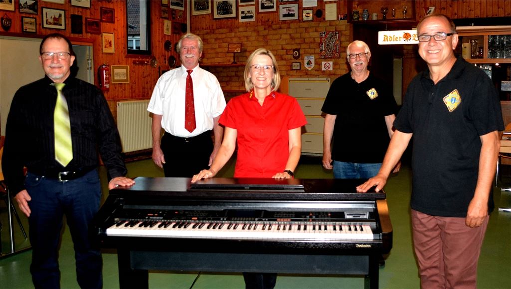 Reinhold Rudolf, Jürgen Schwirtz, Petra Klisa, Eberhard Gille und Uwe Bolz (v.li.) haben mit ihren Vereinen eine Chorgemeinschaft ins Leben gerufen. Foto: Stahlfeld