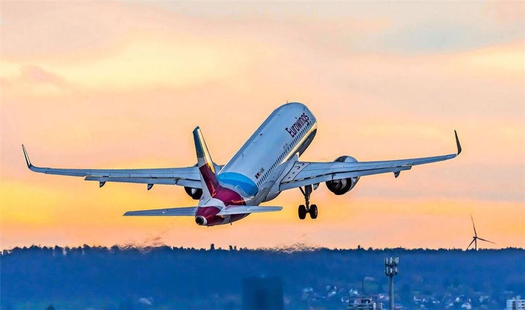Reisende  ärgern sich oft über kurzfristig geänderte Flug­zeiten und Abflugorte. Aber ist das auch ein Reisemangel?