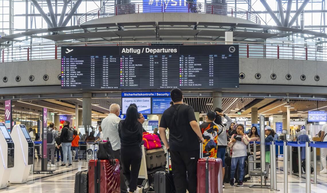 Reisende mit Gepäck beim Check-in am Flughafen Stuttgart (Symbolfoto).