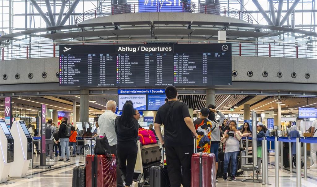 Reisende mit Gepäck beim Check-in am Flughafen Stuttgart (Symbolfoto).
