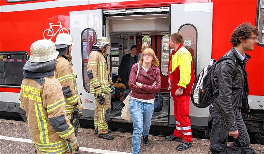 Reisende verlassen den Regionalexpress im Bahnhof Mühlacker.