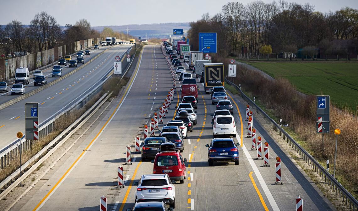 Reiseverkehr, Berufsverkehr und dann noch Baustellen auf der Autobahn - eine stauanfällige Kombination. (Archivbild)