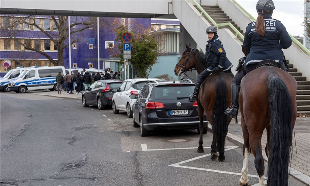 Reiterstaffel sorgt bei Prozess gegen Gewalttäter für Sicherheit. Foto: Waidelich