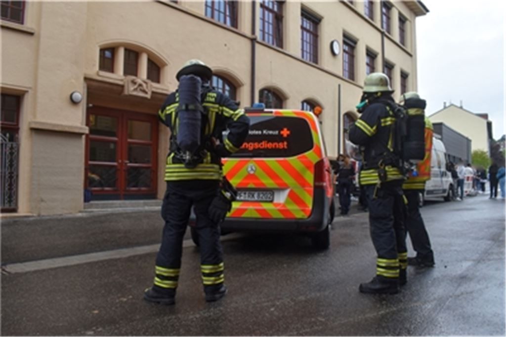 Reizgasalarm: Rettungskräfte rücken zur Nordstadtschule in Pforzheim aus. Foto: Myroshnichenko