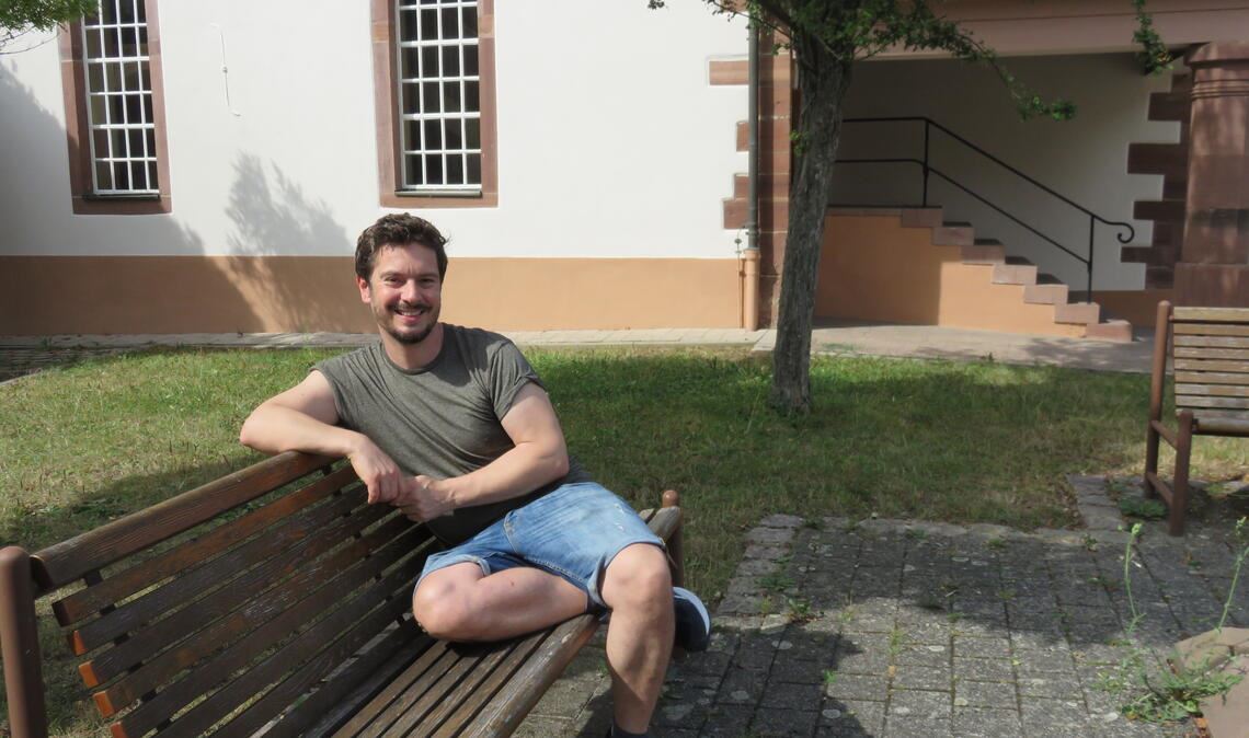 Michael Baral geht fürs Erste in Serie Reizvolle Drehorte gab es in Bayern. Doch auch die Kirche in Michael Barals Heimatort Pinache kann sich sehen lassen. Fotos: Becker, privat (2)