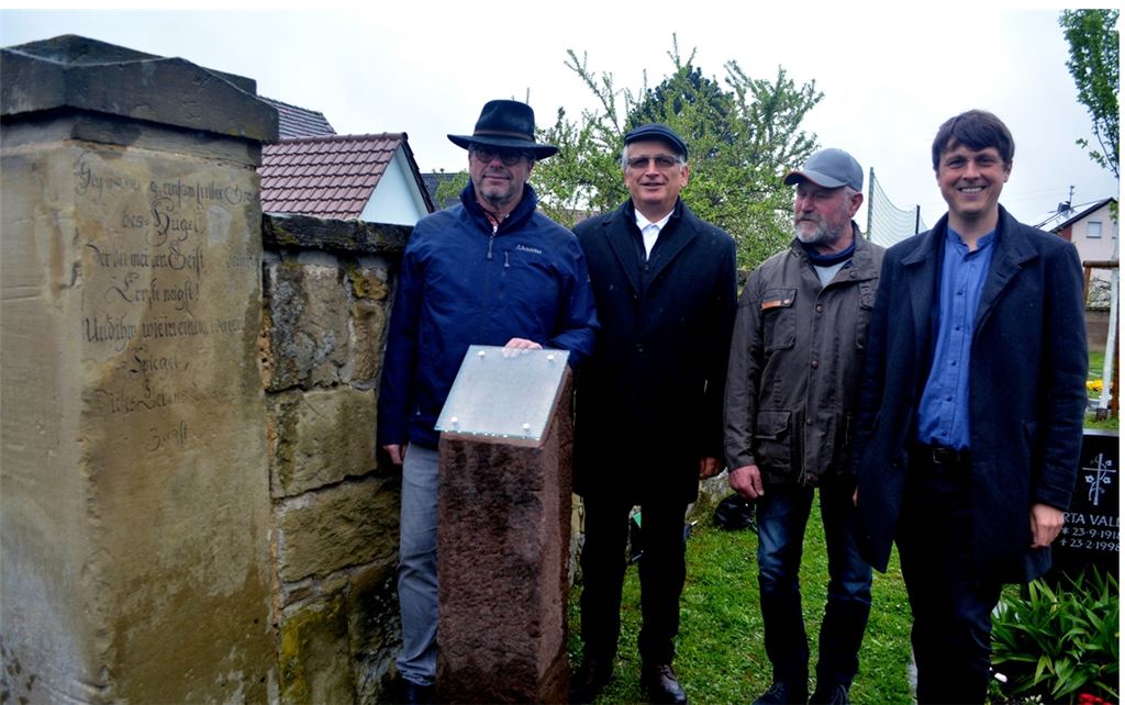 Rekonstruktion vorgestellt: Maulbronns Bürgermeister Andreas Felchle (v.li.) Bürgervereinsvorsitzender Ulrich Klotz, Steinmetz Roger Walter und Pfarrer Dr. Lukas Lorbeer auf dem Friedhof von Schmie.Foto: Stahlfeld