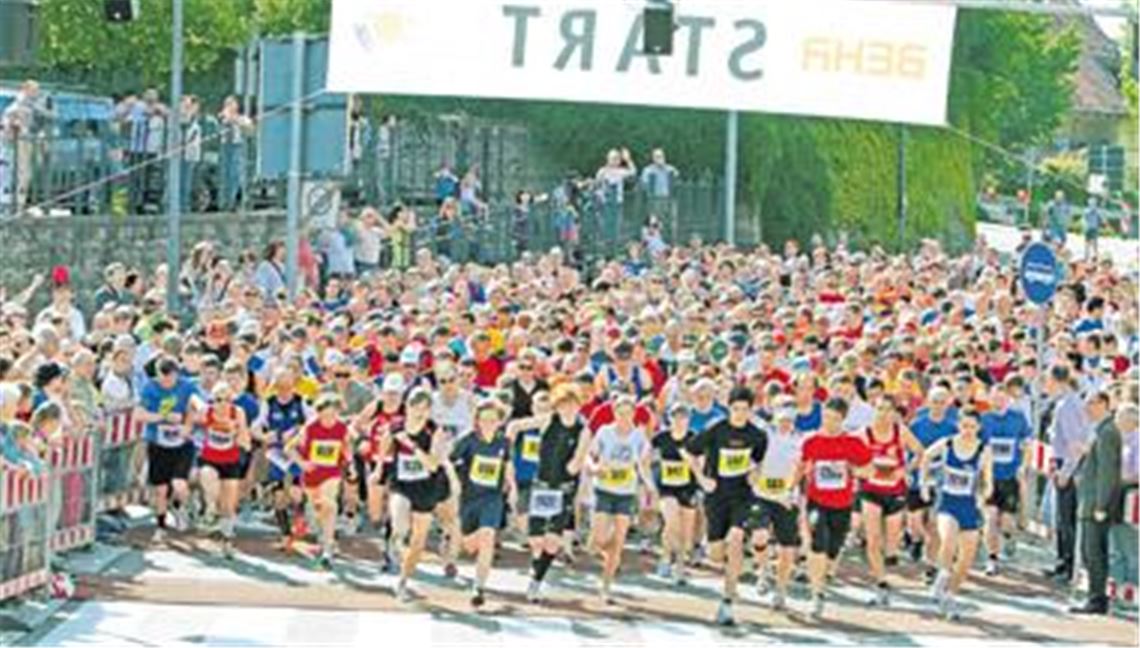 Rekordbeteiligung beim Behr-Lauf mit mehr als 1000 Läufern  und schon am Start spurtet der spätere Zehn-Kilometer-Sieger Simon Brodbeck (Nummer 835) vorneweg. Foto: Tilo Keller