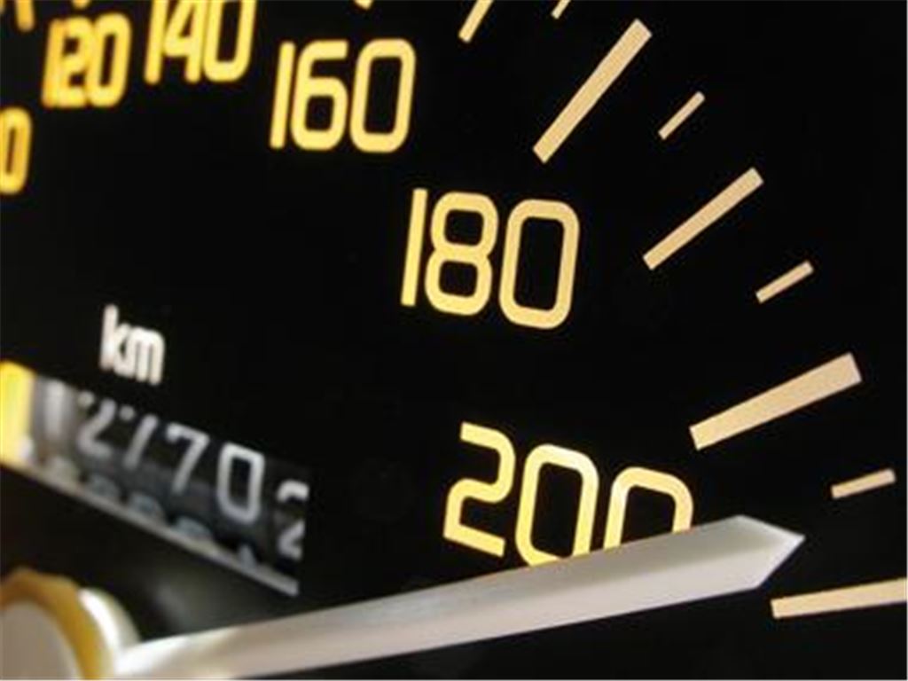 Rekordverdächtig ? Aus Sicht der Verkehrspolizei sind die 206 km/h, die ein Motorradfahrer am Freitag auf der B 294 bei Bauschlott auf dem Tacho hatte, keineswegs ein einmaliger Ausreißer. 
Foto: Fotolia