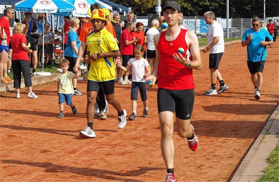 Rekordversuch gescheitert: Dem Vorarlberger Daniel Raum, der jonglierend seine Runden dreht, macht die Hitze zu schaffen.