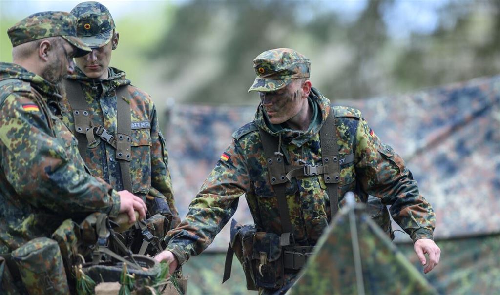 Rekruten erlernen während ihrer Grundausbildung den Aufbau von Zelten für zwei Soldaten: gefechtsbereit bis 2027?
