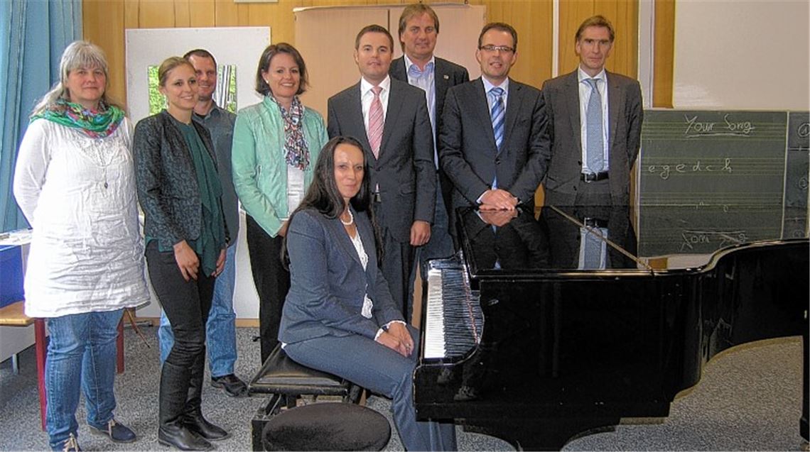 Rektorin Heidi Bopp (sitzend), ihr Schulleitungsteam, Schulsozialarbeiterin Anne Hopff-Schmidt (li.), Bürgermeister Heinz-Peter Hopp (3.v.re.) und die Mitglieder der AG Schulentwicklung der CDU-Landtagsfraktion wollen auf der Klaviatur der Schulentwicklung den richtigen Ton treffen.