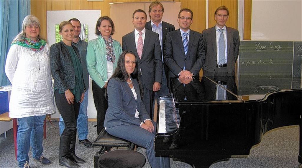 Rektorin Heidi Bopp (sitzend), ihr Schulleitungsteam, Schulsozialarbeiterin Anne Hopff-Schmidt (li.), Bürgermeister Heinz-Peter Hopp (3.v.re.) und die Mitglieder der AG Schulentwicklung der CDU-Landtagsfraktion wollen auf der Klaviatur der Schulentwicklung den richtigen Ton treffen.