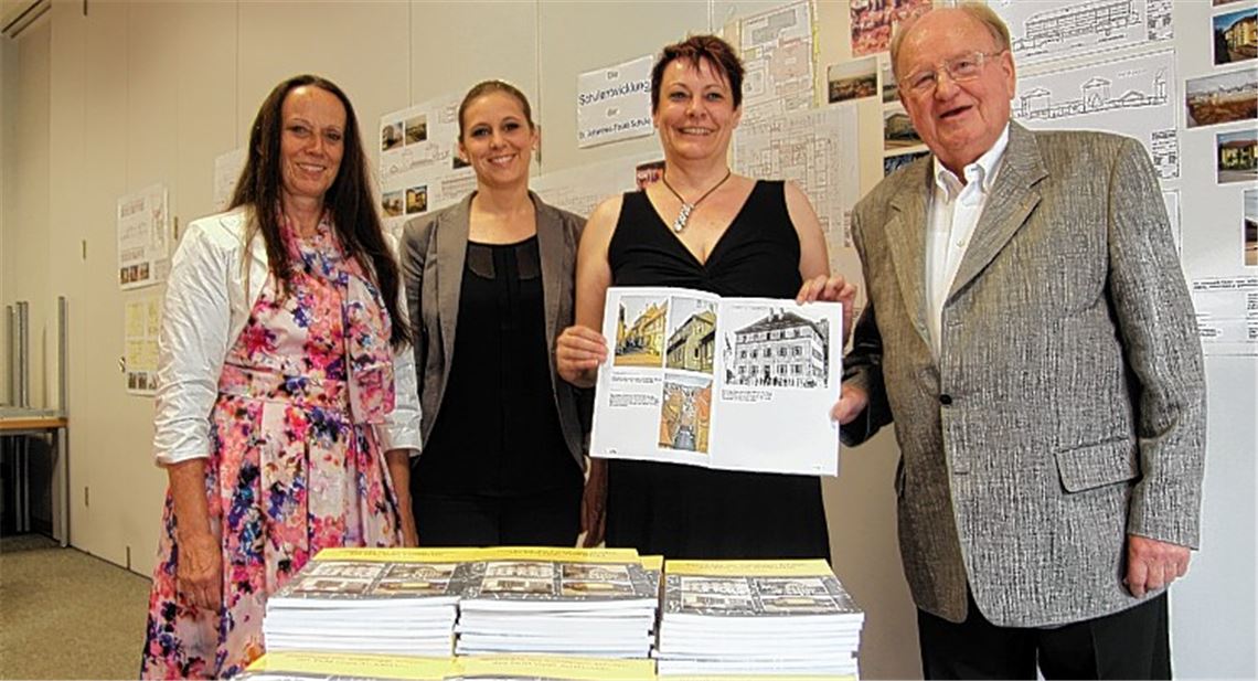 Rektorin Heidi Bopp (v.li.), Konrektorin Kirsten Knoll, Vereinsvorsitzende Antje Eiser und Architekt Hans Schiffer mit dem druckfrischen Buch.