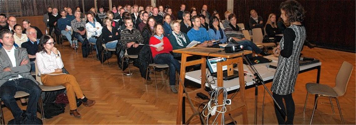 Rektorin Monika Becker stellt das Konzept der Gemeinschaftsschule vor.