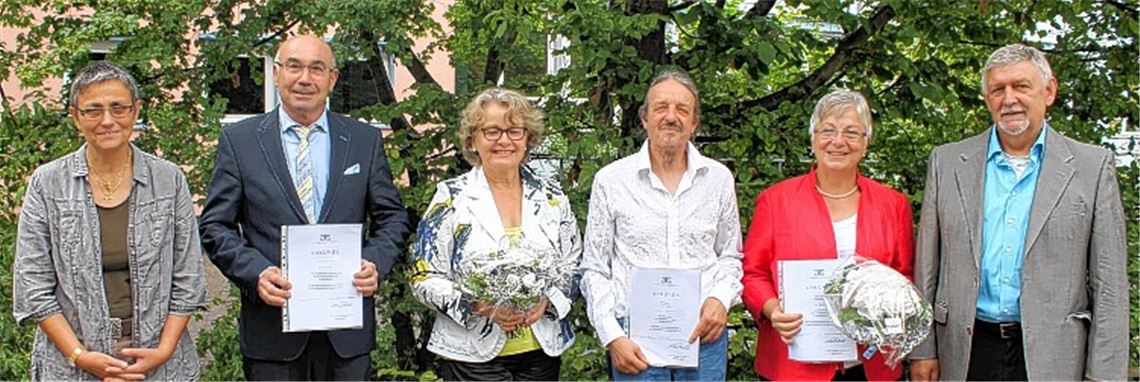 Rektorin Waltraud Schellenberger-Hagenbucher (li.) und ihr Vorgänger Rainer Mack (re.) verabschieden ihre Kollegen (v. li.) Rolff Leipp, Monika Kemna, Gunther Stegmaier und Iris Berger, die zum Teil seit den 70er Jahren an der Schule unterrichten.