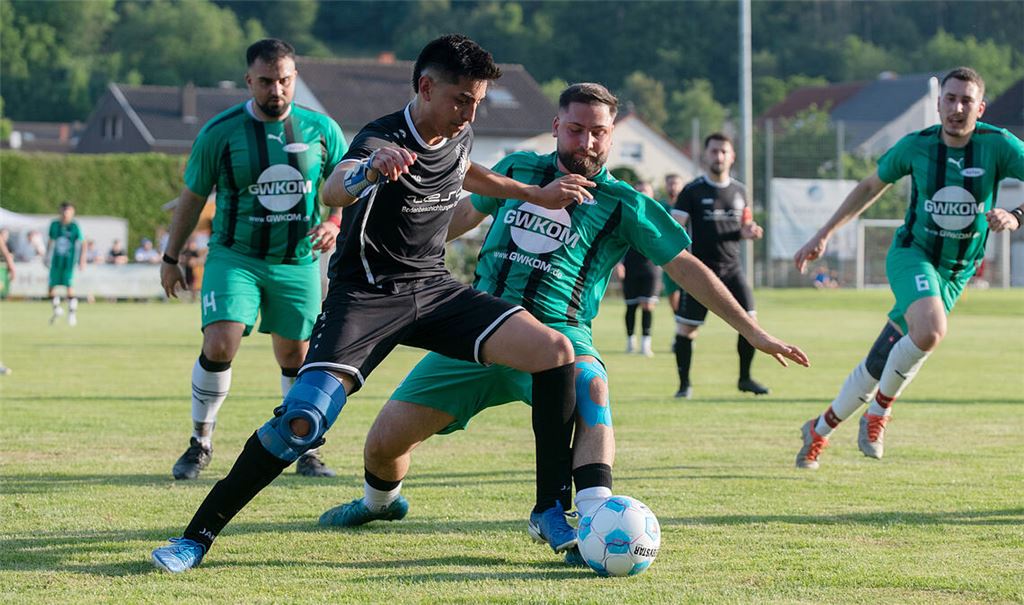 Relegationsspiel um den B-Liga-Aufstieg: Am Ende behält der FC Fatihspor Pforzheim 2 (in Schwarz) gegen die Zweite der SpVgg Zaisersweiher mit 3:1 die Oberhand. Foto: Fotomoment