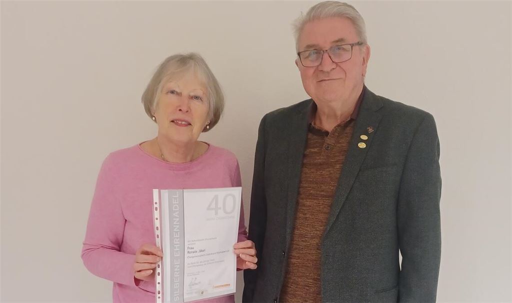 Renate Jäkel singt seit 40 Jahren im „Liederkranz“ Mühlacker, und der Ehrenvorsitzende Manfred Weber ist bereits seit runden 60 Jahren. Foto: privat