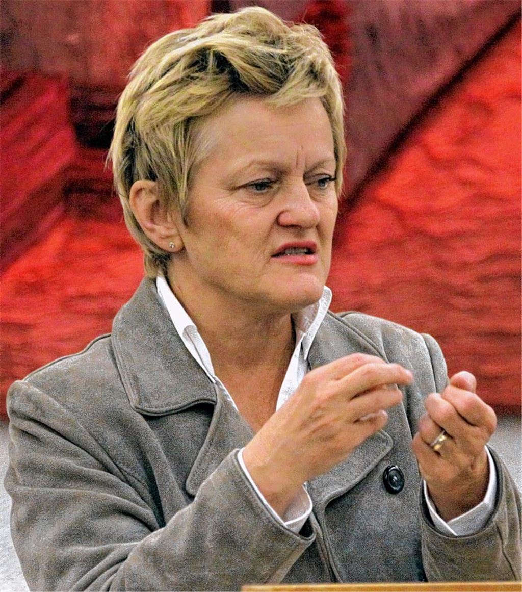 Renate Künast wirft bei ihrem Wahlkampfauftritt im kleinen Saal des Mühlehofs Kanzlerin Angela Merkel vor, die Menschen einzulullen, statt etwas zu bewegen. Foto: Hansen