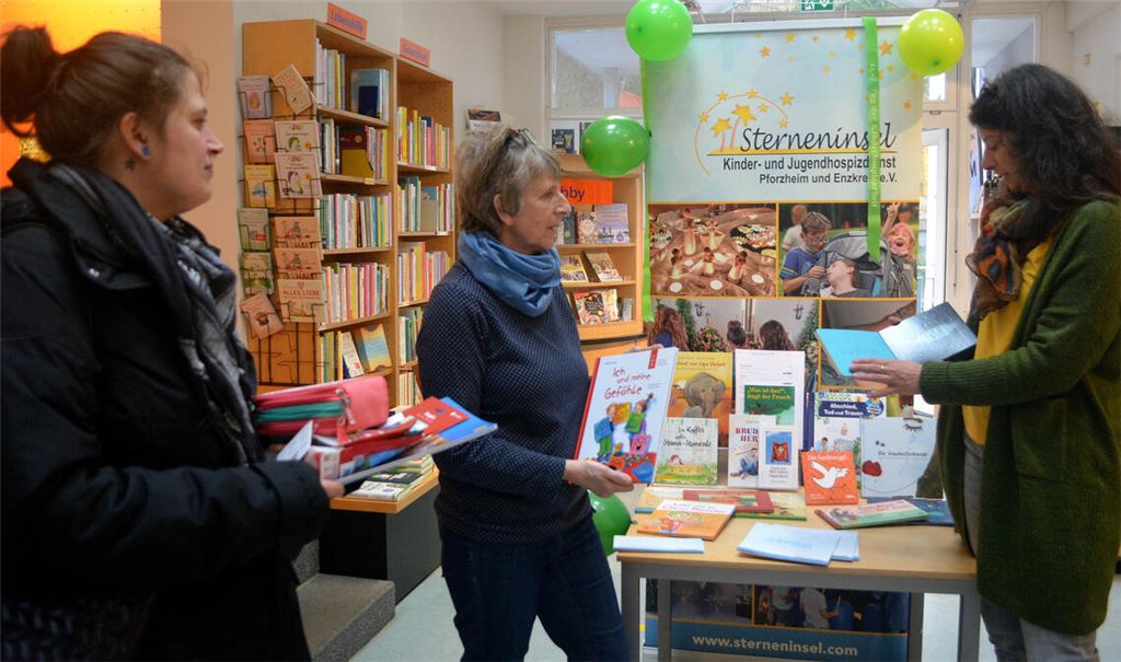 Renate Rebel (Mitte) informiert am Tag der Kinderhospizarbeit über ihre Arbeit beim Sterneninsel Kinder- und Jugendhospizdienst Pforzheim und Enzkreis. Foto: Stahlfeld