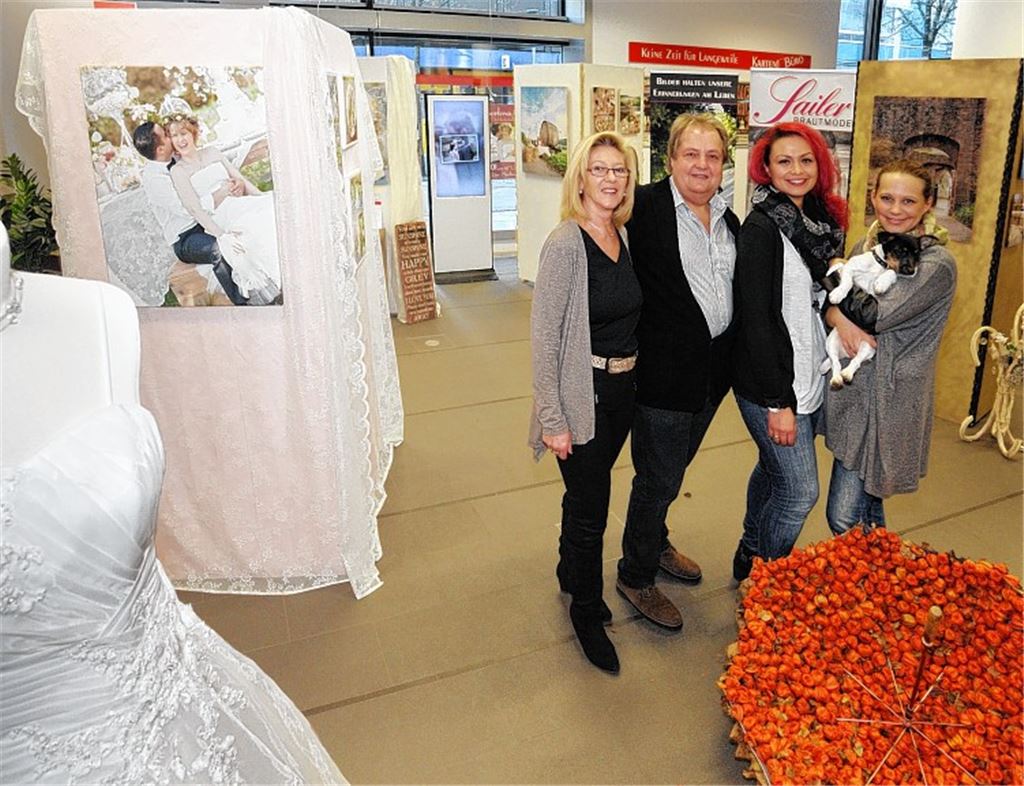 Renate Sailer, Wilfried Sailer, Miriam Horntrich und Desireé Malaschitz (v. li.) präsentieren in der Sparkasse Mühlacker Kreativität und Individualität für ein besonderes Hochzeitsfest. Foto: Fotomoment