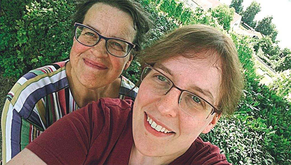 Renate Schneider (li.), hier zu sehen mit ihrer Tochter, ist auf der Suche nach einem passenden Stammzellenspender oder einer -spenderin. Foto: privat