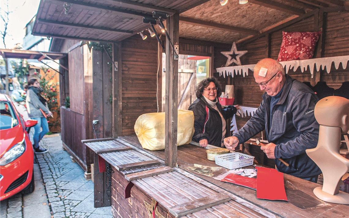 Renate und Harald Breit bauen ihren Stand in der Mühlacker Fußgängerzone auf. Dort wird es Weihnachtsdeko geben. Foto: Fotomoment
