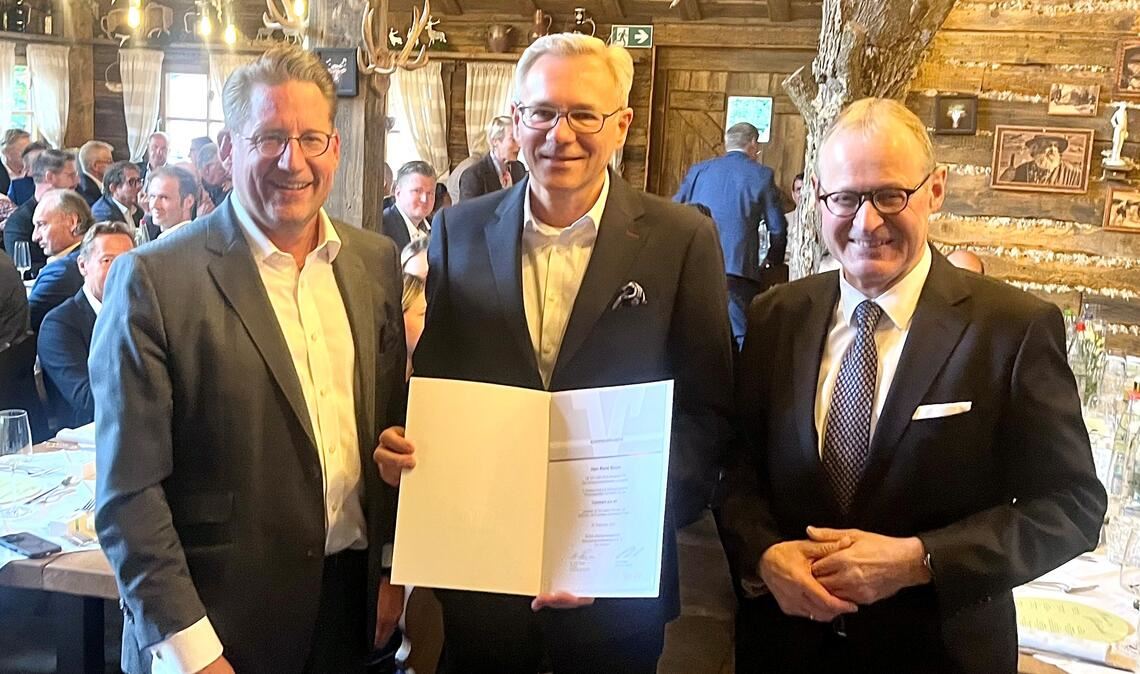 René Baum (Mitte), Vorstandsmitglied der „Volksbank pur“, hat sich nach 44 Jahren in den Ruhestand verabschiedet. Foto: privat